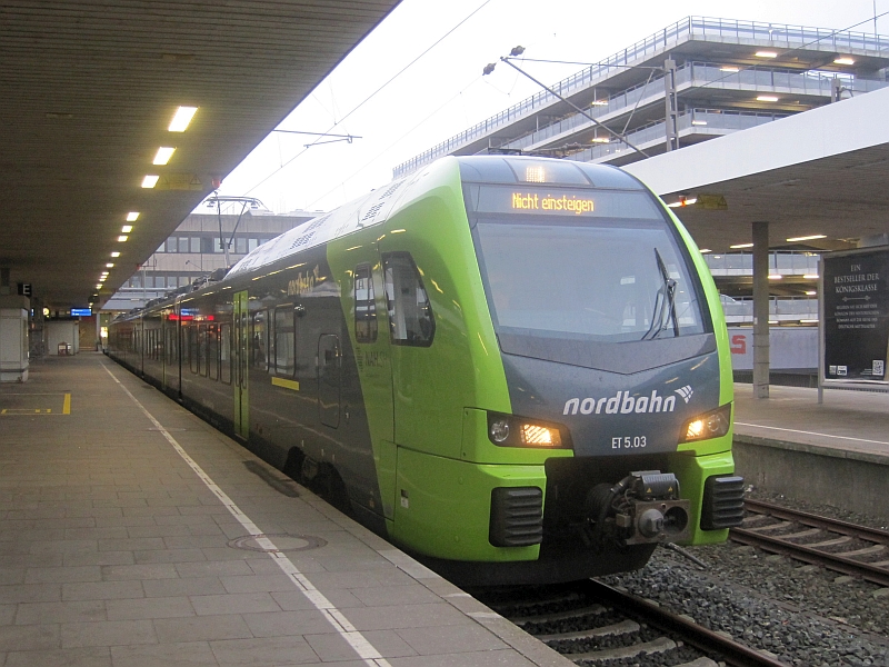 Flirt 3-Triebzug der Nordbahn im Bahnhof Hamburg Altona