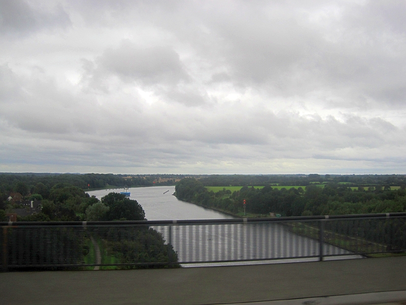 Blick von der Levensauer Hochbrücke auf den Nord-Ostsee-Kanal
