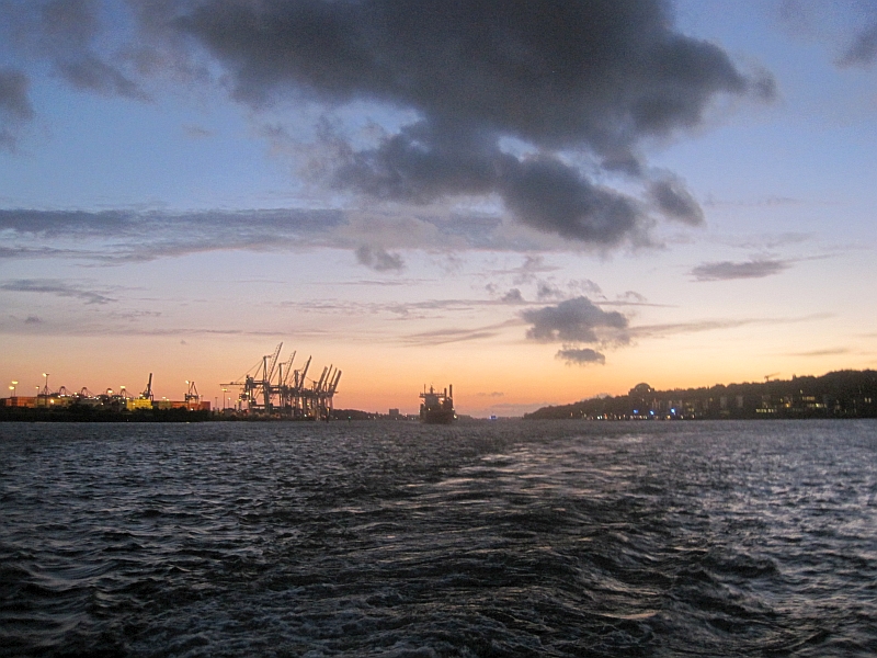 Abendliche Hafenrundfahrt in Hamburg