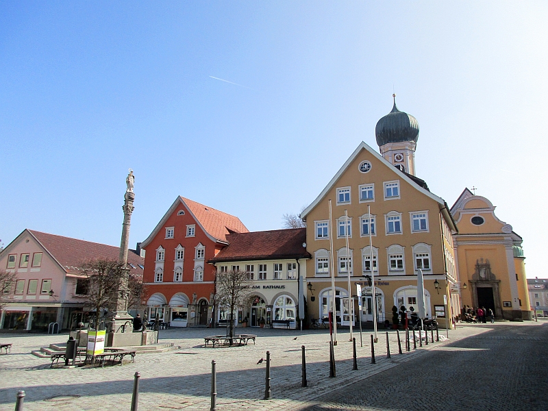 Marienplatz Immenstadt mit Mariensäule und Pfarrkirche St. Nikolaus
