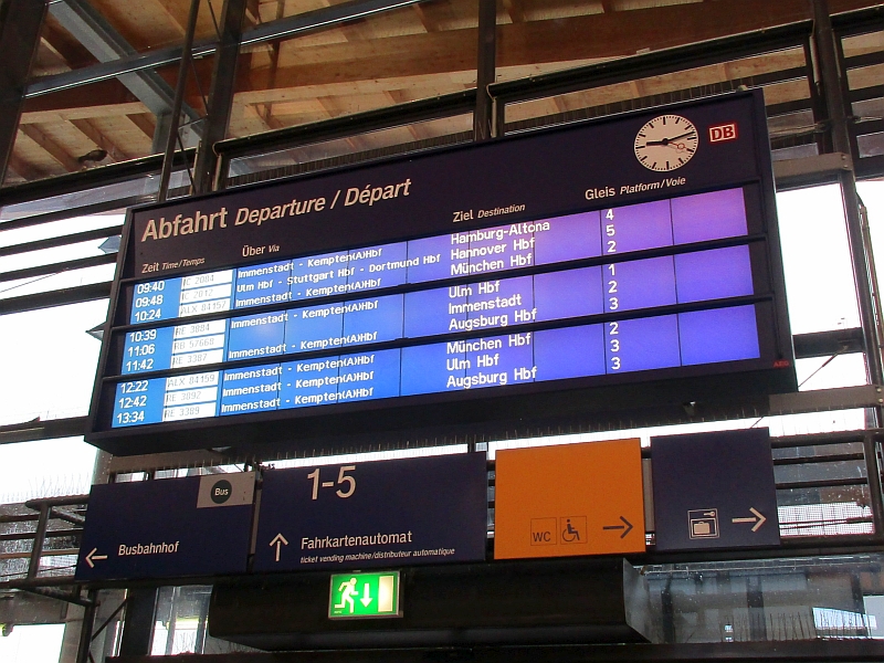 Abfahrtstafel am Bahnhof Oberstdorf mit den IC 'Nebelhorn' und 'Allgäu'