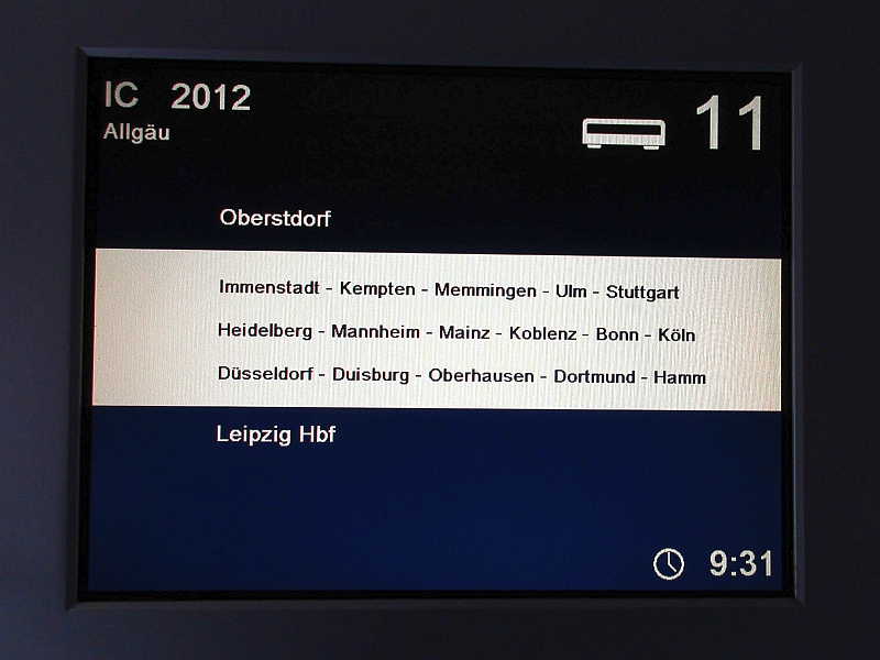 Display im Wagen mit dem Zuglauf des IC 2012 'Allgäu'