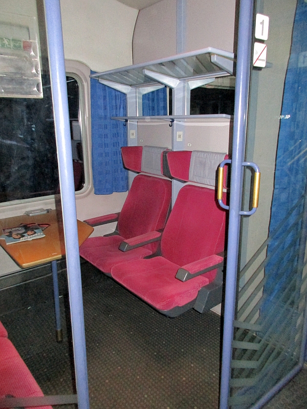 Erste-Klasse-Abteil im Bistrowagen des Intercitys