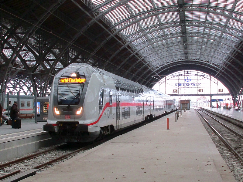 Intercity 2-Doppelstockzug IC2 im Hauptbahnhof Leipzig