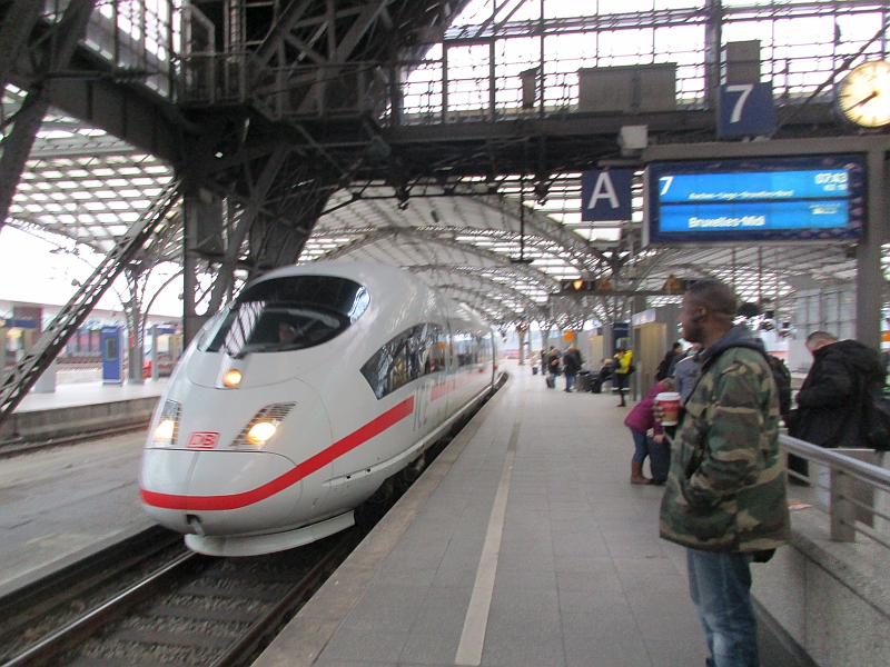 Einfahrt eines ICE 3 nach Brüssel in den Hauptbahnhof Köln