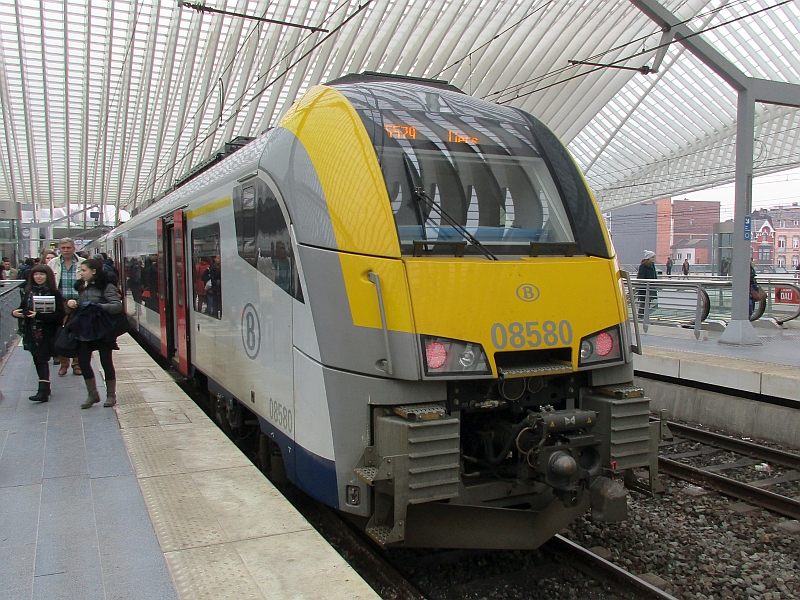 Desiro-Regionalzug der belgischen Bahn im Bahnhof Liège-Guillemins
