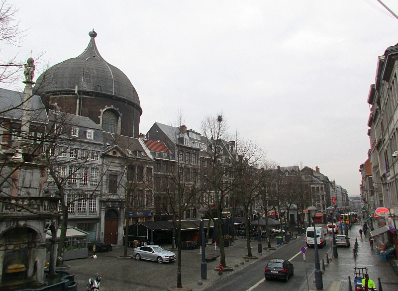 Place du Marché, dahinter die Kuppel von Saint-André Lüttich