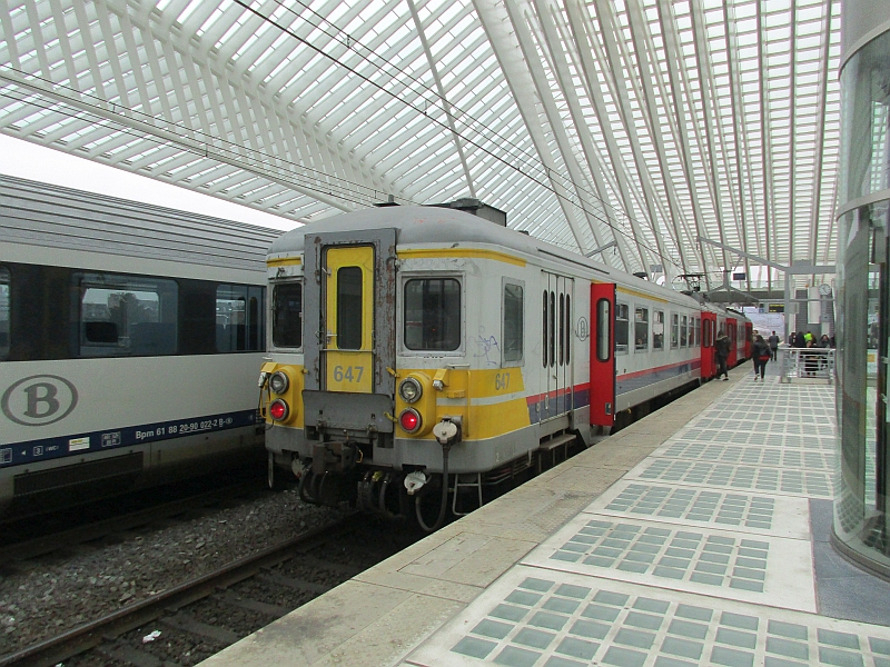 Triebwagen der Reihe AM 66 nach der Ankunft im Bahnhof Liège-Guillemins