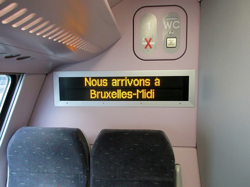 Mehrsprachige Displayanzeige mit 'Gare de Bruxelles-Midi' (französisch)