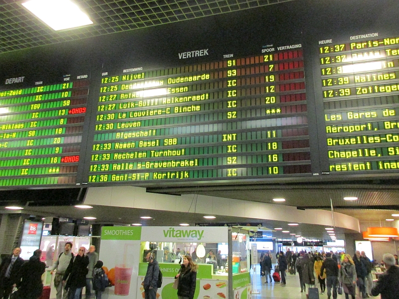 Abfahrtstafel im Bahnhof Bruxelles-Midi mit dem 'INT' nach Namen/Namur und Basel SBB