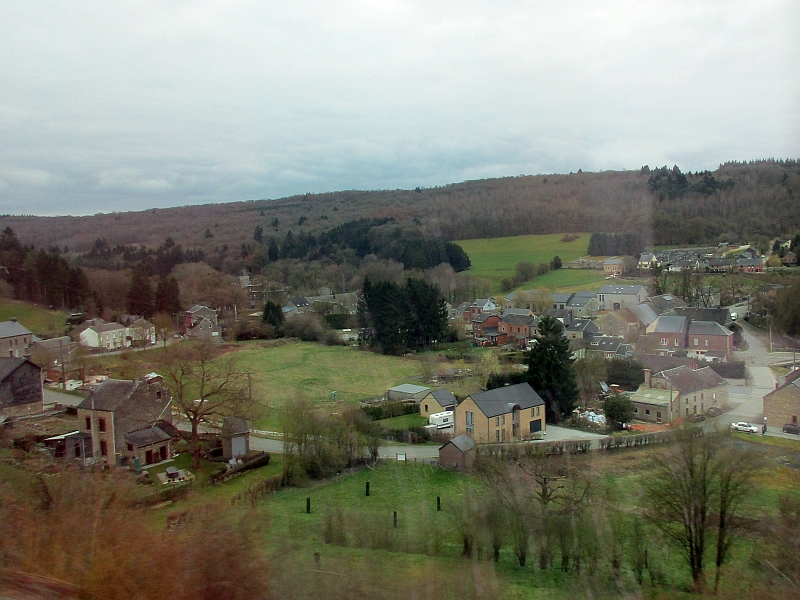 Blick aus dem Zugfenster in den Ardennen