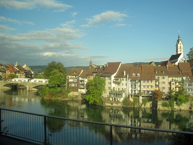Fahrt durch Laufenburg, links der Brücke das deutsche Laufenburg, rechts das schweizerische Laufenburg