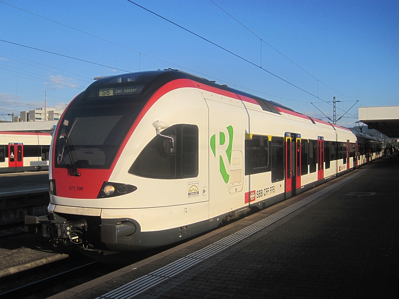 Flirt-Triebzug der SBB als S 6 im Badischen Bahnhof Basel