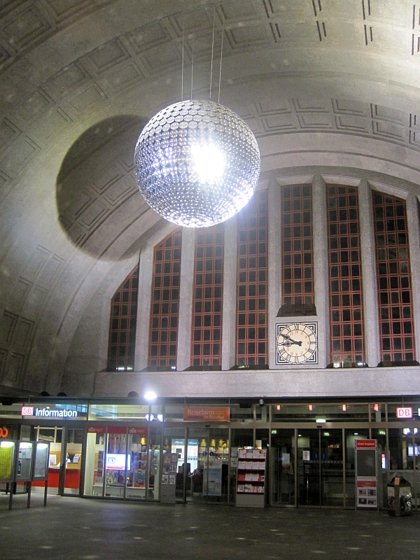 Empfangshalle im Badischen Bahnhof Basel bei Nacht
