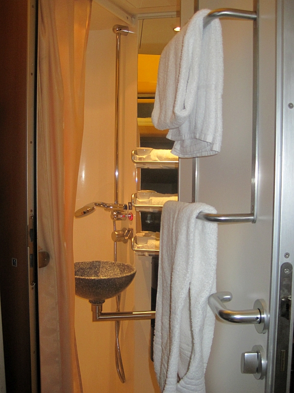 Dusche im Deluxe-Abteil des Comfortline-Schlafwagens
