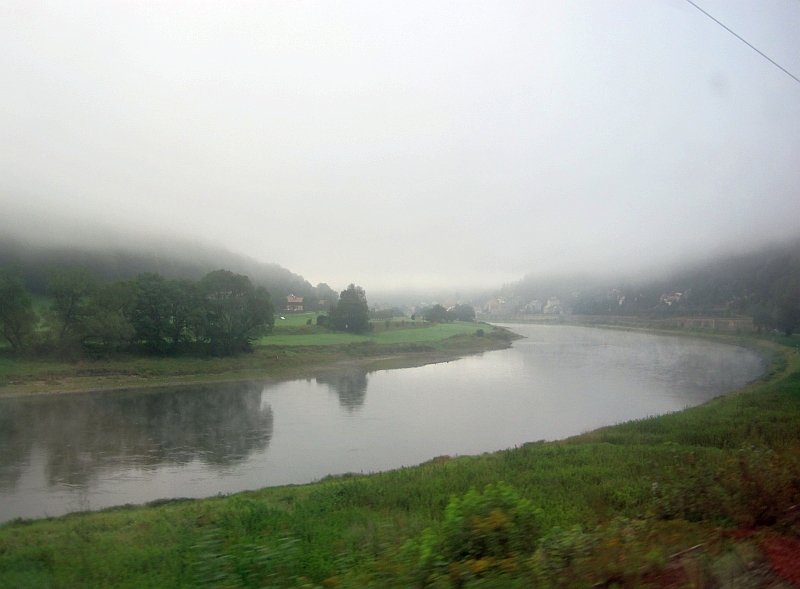 Morgendliche Fahrt entlang der Elbe