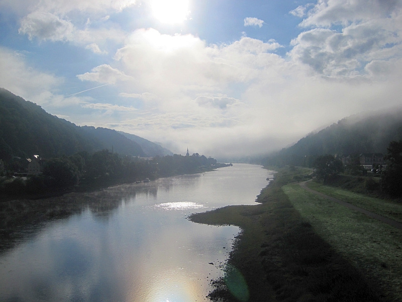 Morgenstimmung an der Elbe, flussaufwärts der Turm der Johanniskirche Bad Schandau