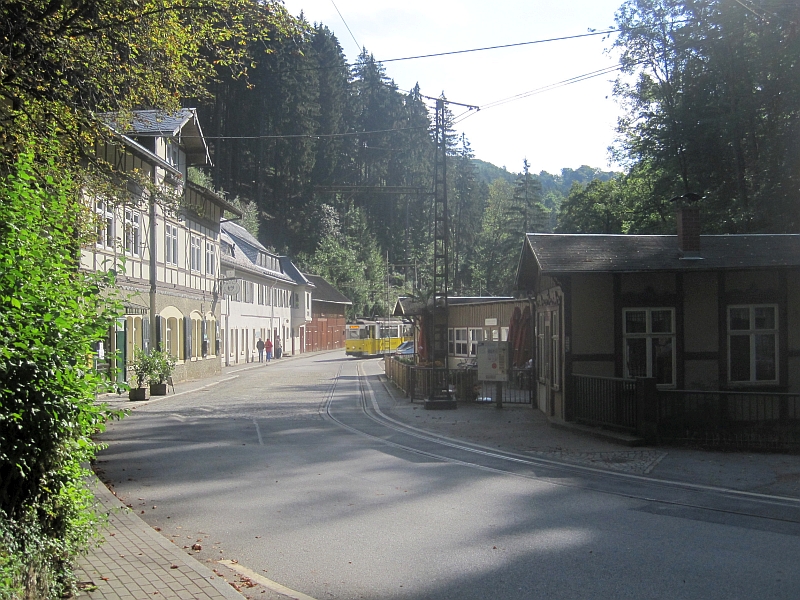 Blick zur Endhaltestelle, links der Zugang zum Lichtenhainer Wasserfall