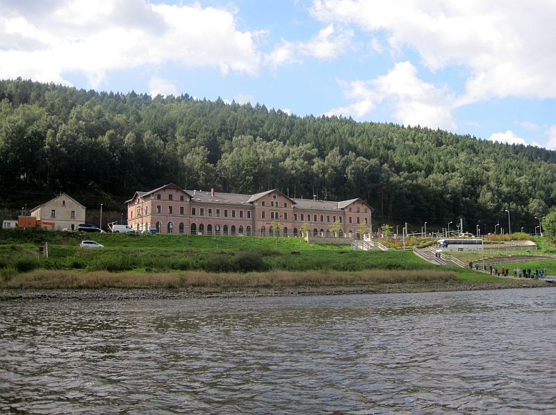 Blick von der Fähre auf den Bahnhof Bad Schandau