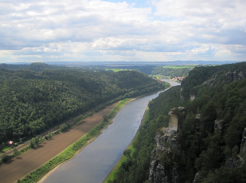 Blick stromabwärts auf die Elbe
