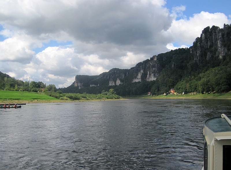 Fahrt mit der Fähre über die Elbe