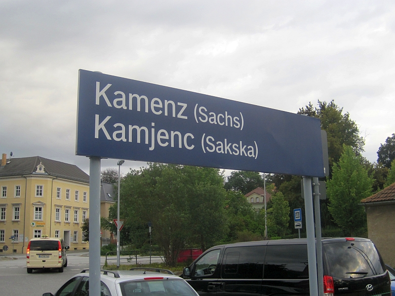 Zweisprachiges Bahnhofsschild in Kamenz / Kamjenc