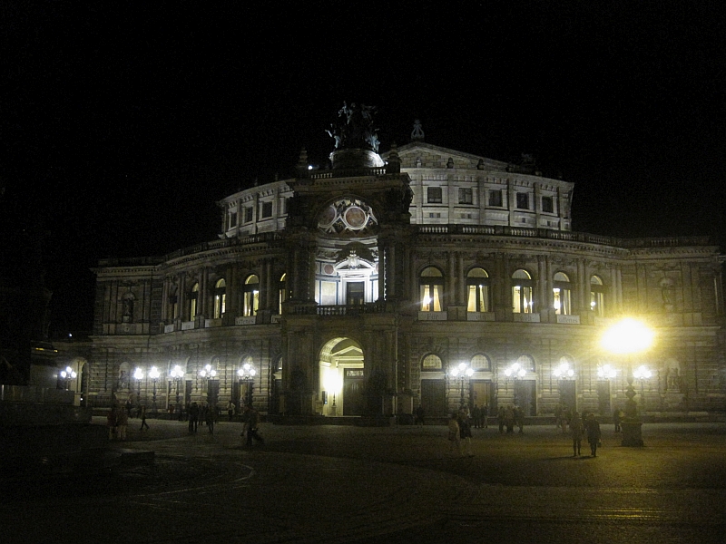 Semperoper Dresden bei Nacht