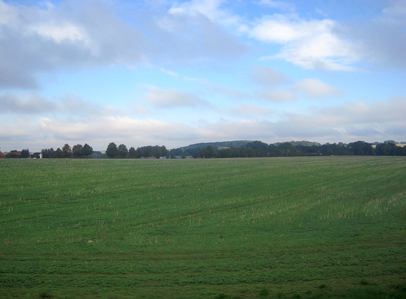 Blick aus dem Zugfenster bei der Fahrt durch die Lausitz