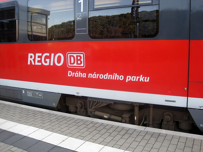 Tschechischer Schriftzug 'Dráha národního parku' (Nationalparkbahn) auf dem Desiro-Triebzug