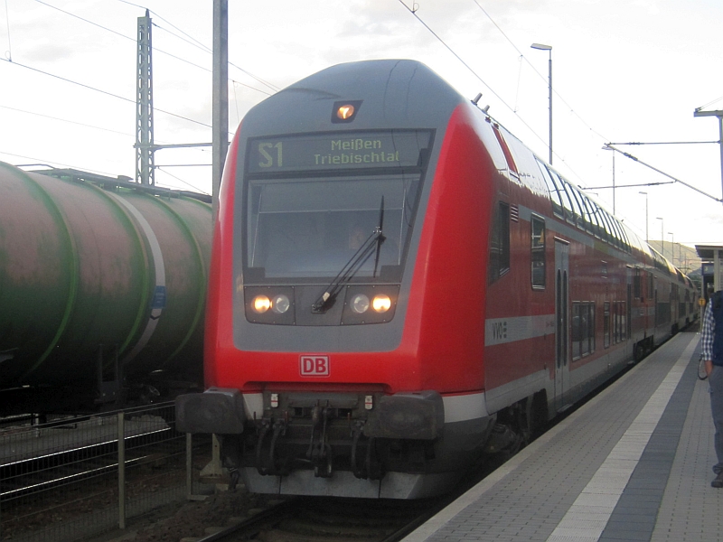 Einfahrt eines Doppelstockzugs der S 1 in den Bahnhof Bad Schandau