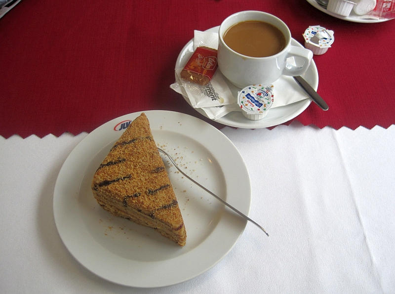 Kaffee und Kuchen im Speisewagen