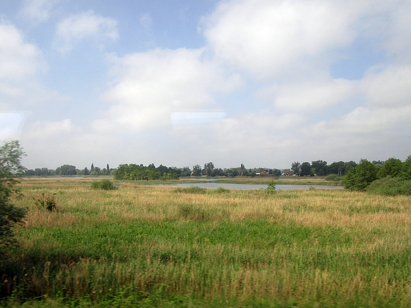 Blick aus dem Zugfenster bei der Fahrt durch Vorpommern
