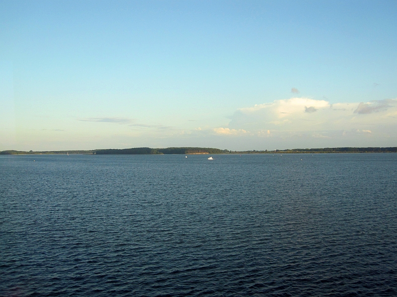 Fahrt auf dem Rügendamm über den Strelasund