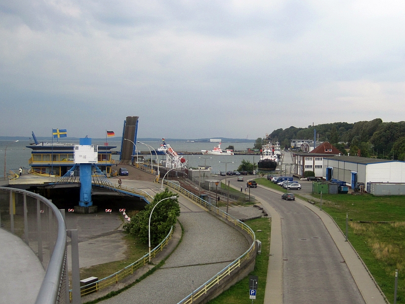 Gleisreste und verbliebene Fährbrücke im Hafen Sassnitz