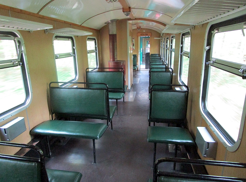 Innenbild Wagen der Rügenschen Bäderbahn