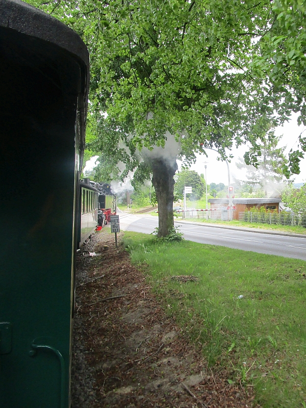 Bahnübergang des Rasenden Rolands über die Bundesstraße