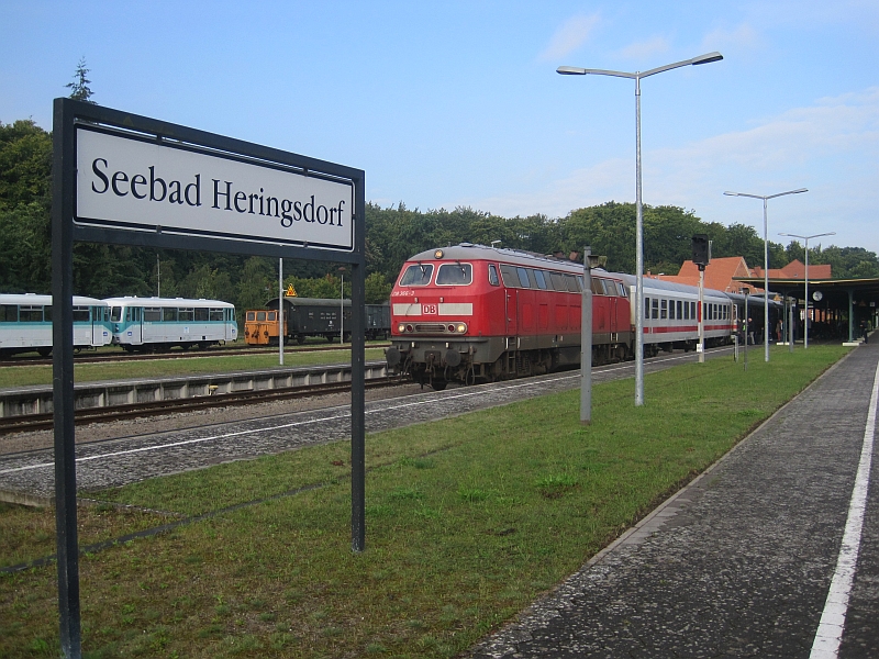 Diesellok der Baureihe 218 mit Kurswagen in Heringsdorf