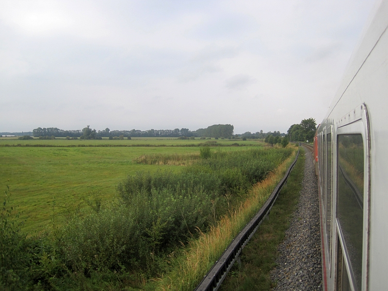 Blick aus dem Zugfenster bei der Fahrt über Usedom