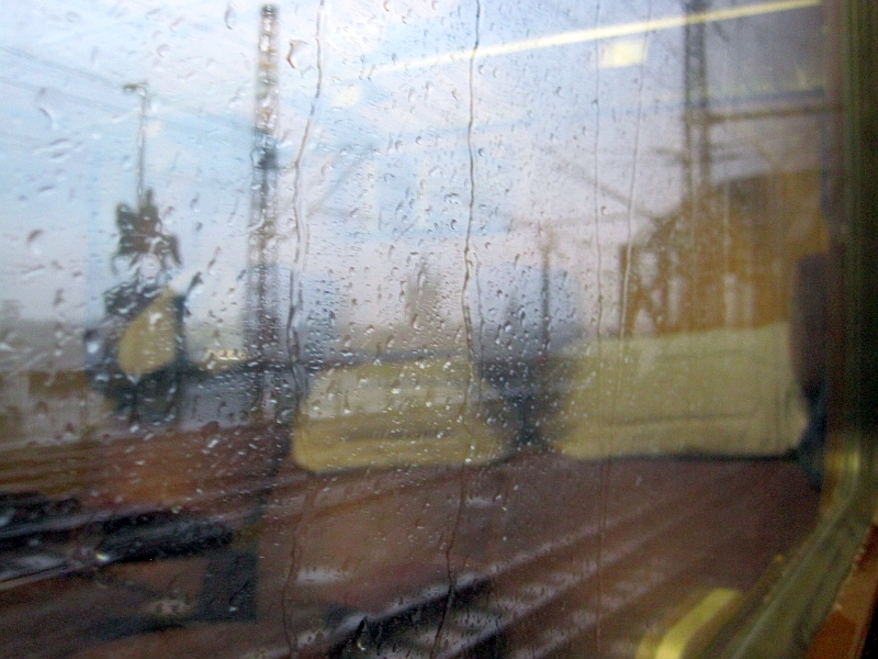 Fahrt bei Regen über die Hohenzollernbrücke Köln