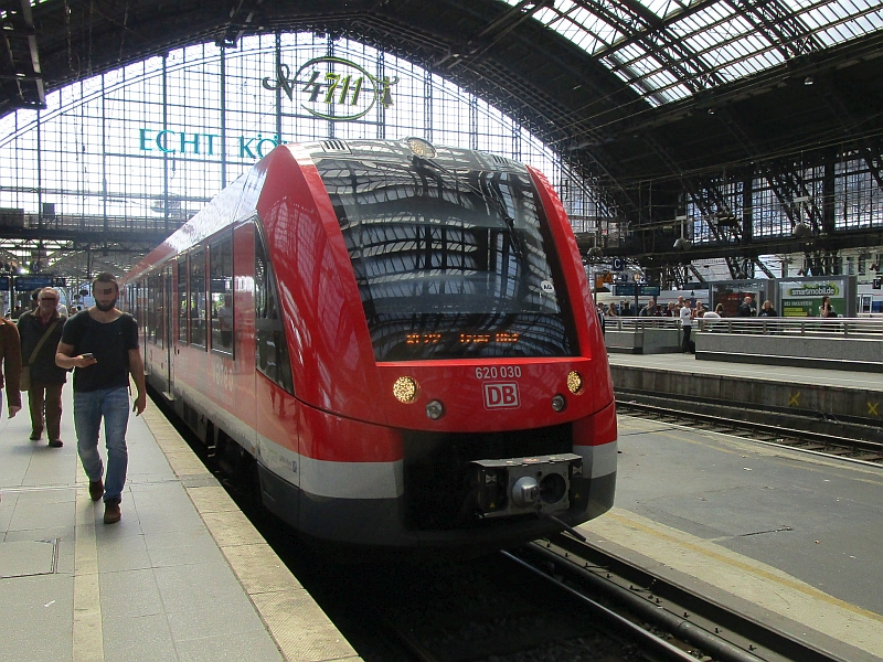 LINT-Triebzug im Hauptbahnhof Köln
