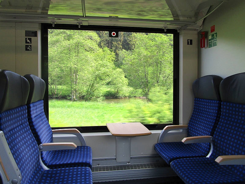 Blick aus dem Zugfenster auf der Eifelstrecke