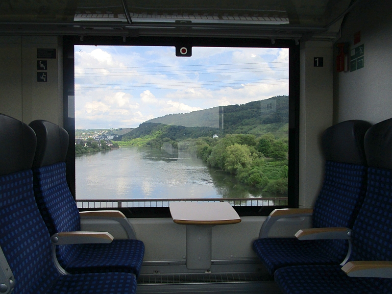 Blick durch das Zugfenster auf die Mosel