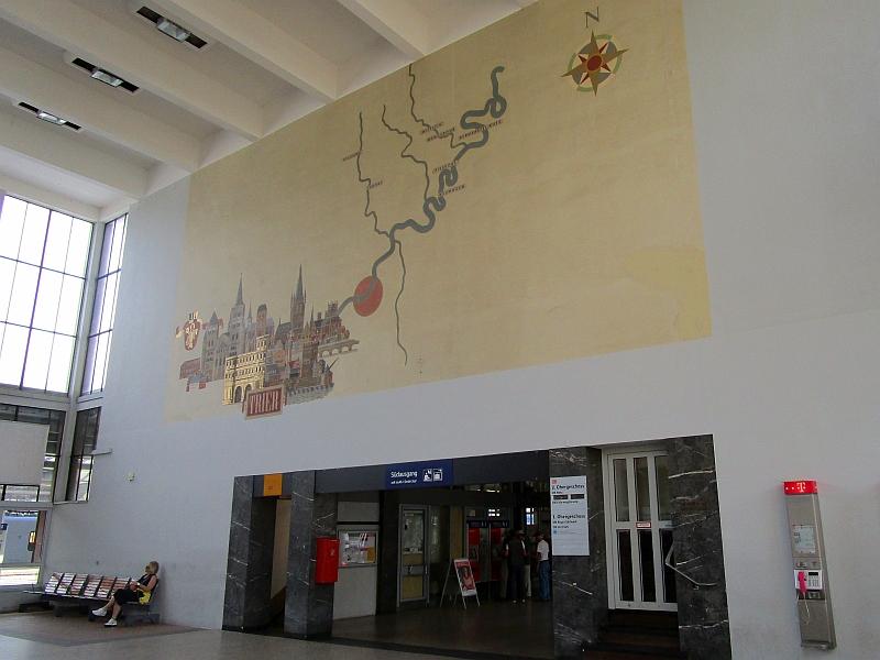 Wandbild mit den Sehenswürdigkeiten von Trier in der Empfangshalle des Bahnhofs Trier