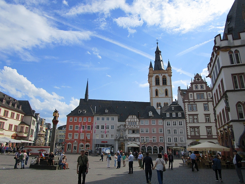 Hauptmarkt mit dem Turm von St. Gangolf