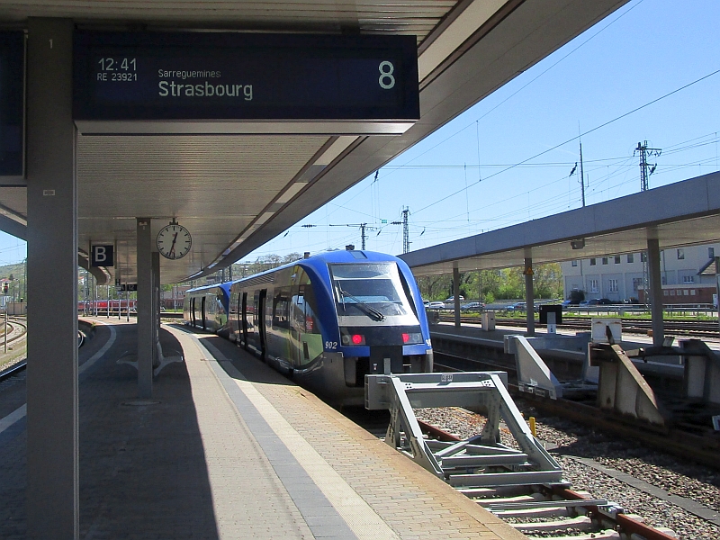 'Blauwal'-Triebzüge von TER Alsace im Bahnhof Saarbrücken