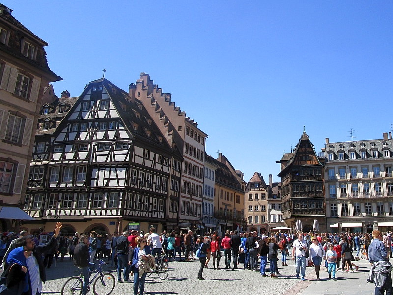 Fachwerkhäuser am Münsterplatz Straßburg, rechts vorne die Schnitzfassade des Kammerzellhauses