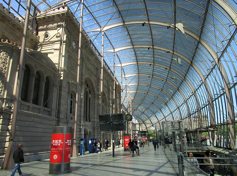 berdachter Vorplatz am Bahnhof Straßburg