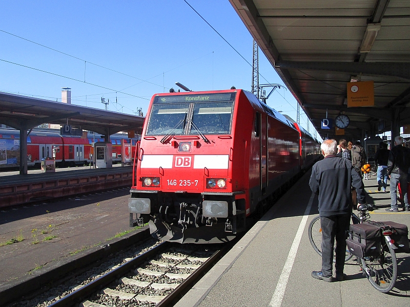 Zug der Schwarzwaldbahn im Bahnhof Offenburg