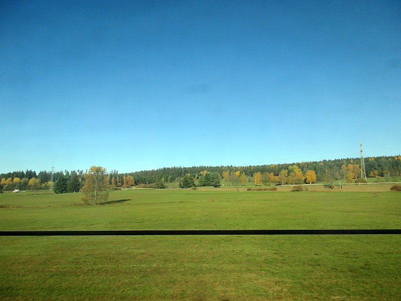 Blick aus dem Zugfenster bei der Fahrt über die Baar