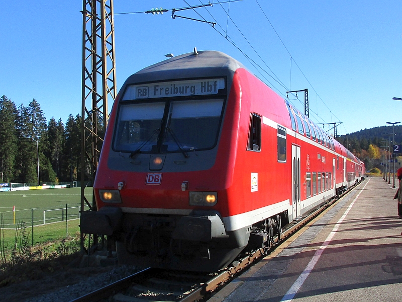 Einfahrt einer Regionalbahn in den Bahnhof Hinterzarten